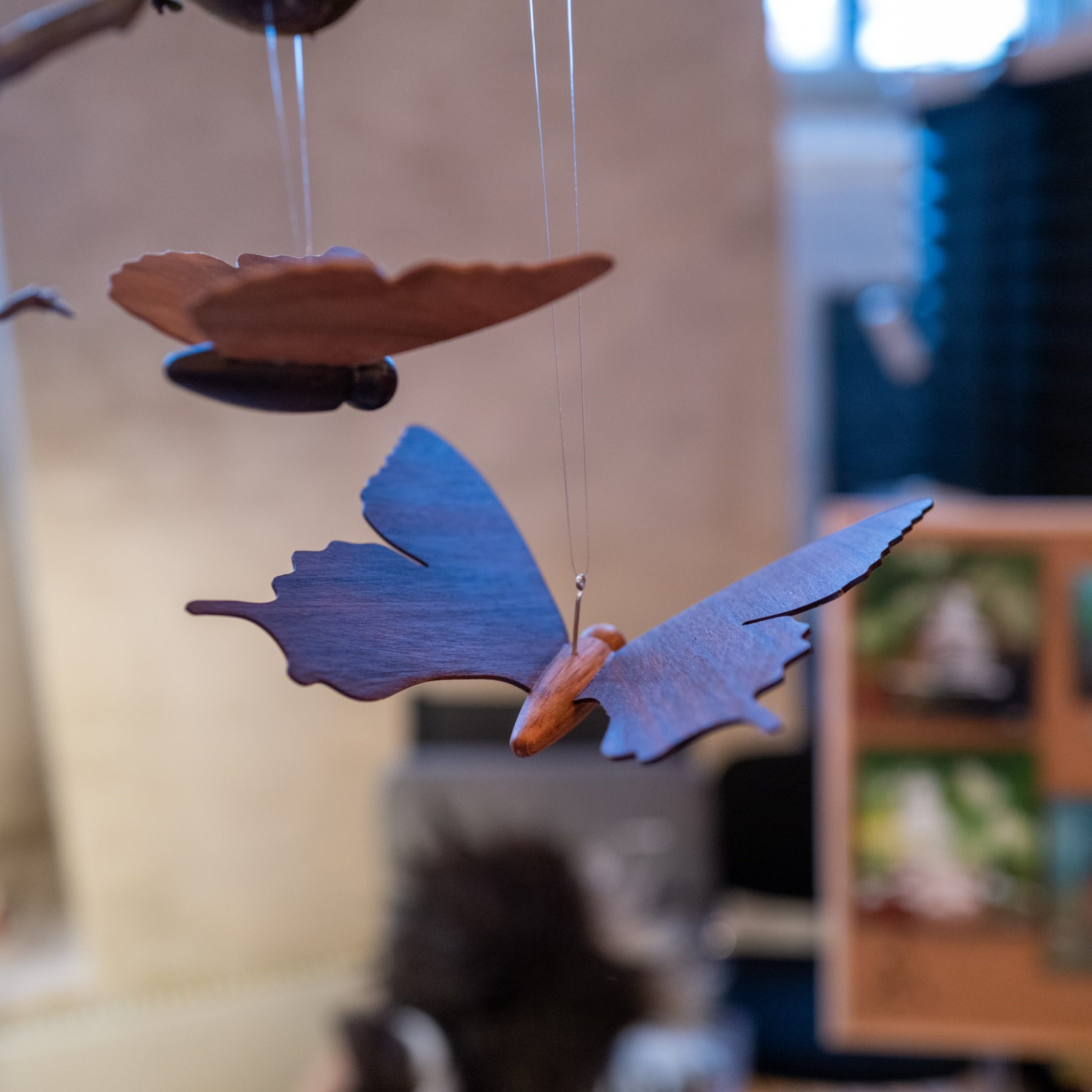 Sommerfugle i træ udført af Jens Knud Bækgaard som hovedsageligt bruger affaldstræ