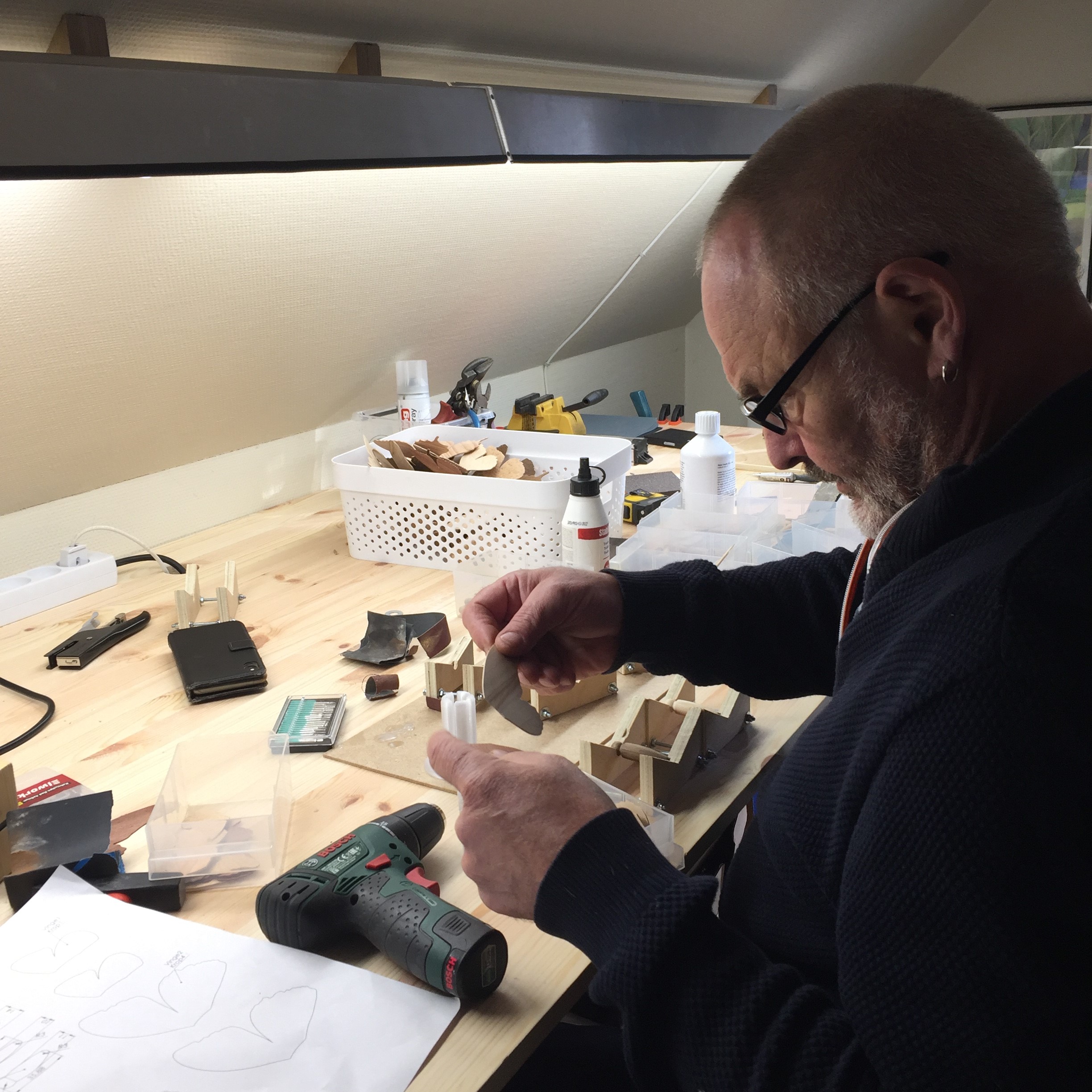 Sommerfugle i træ Jens Knud samler sommerfugle